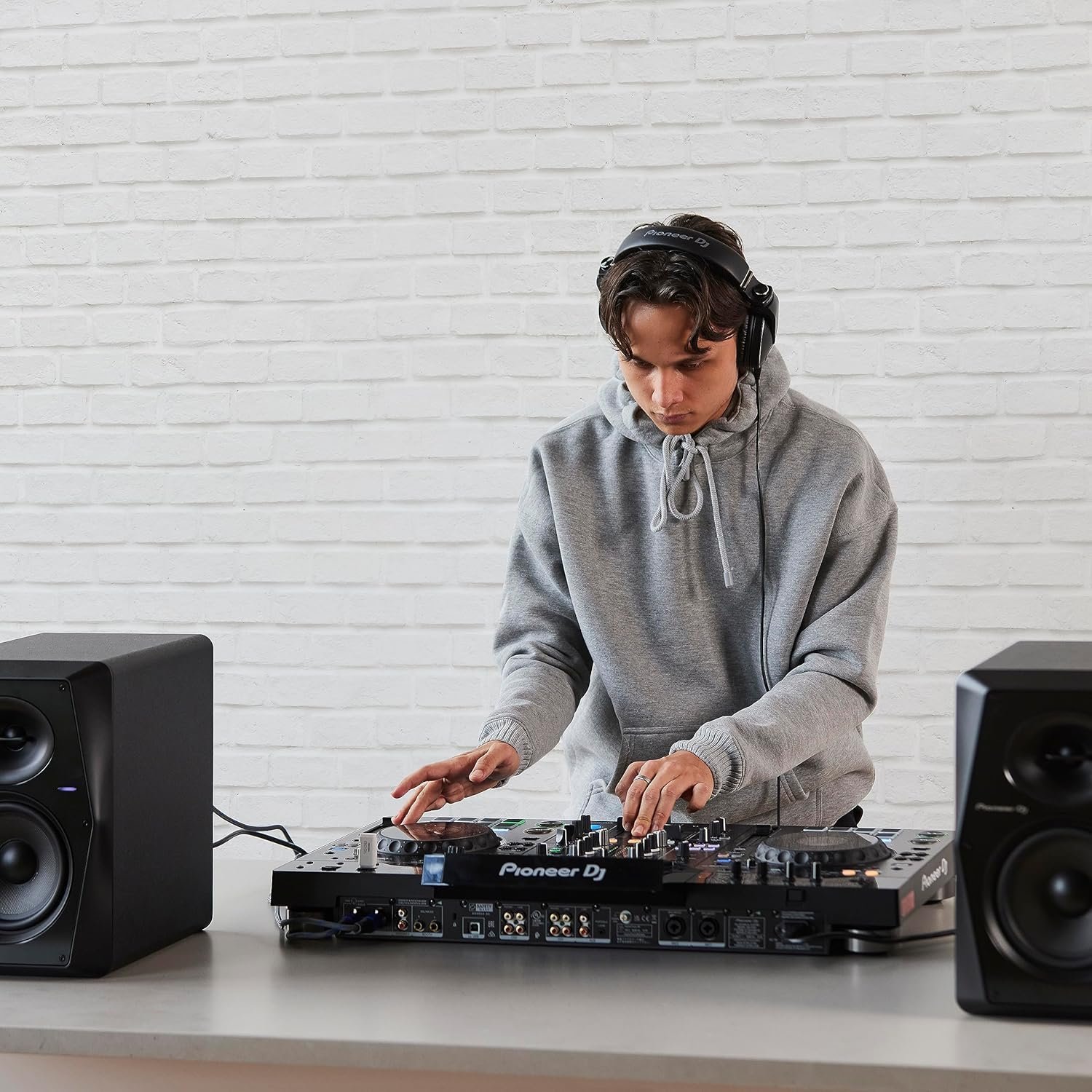 Professional 2-Channel All-In-One DJ System with 10.1-Inch Touchscreen & Standalone Performance - Image 11