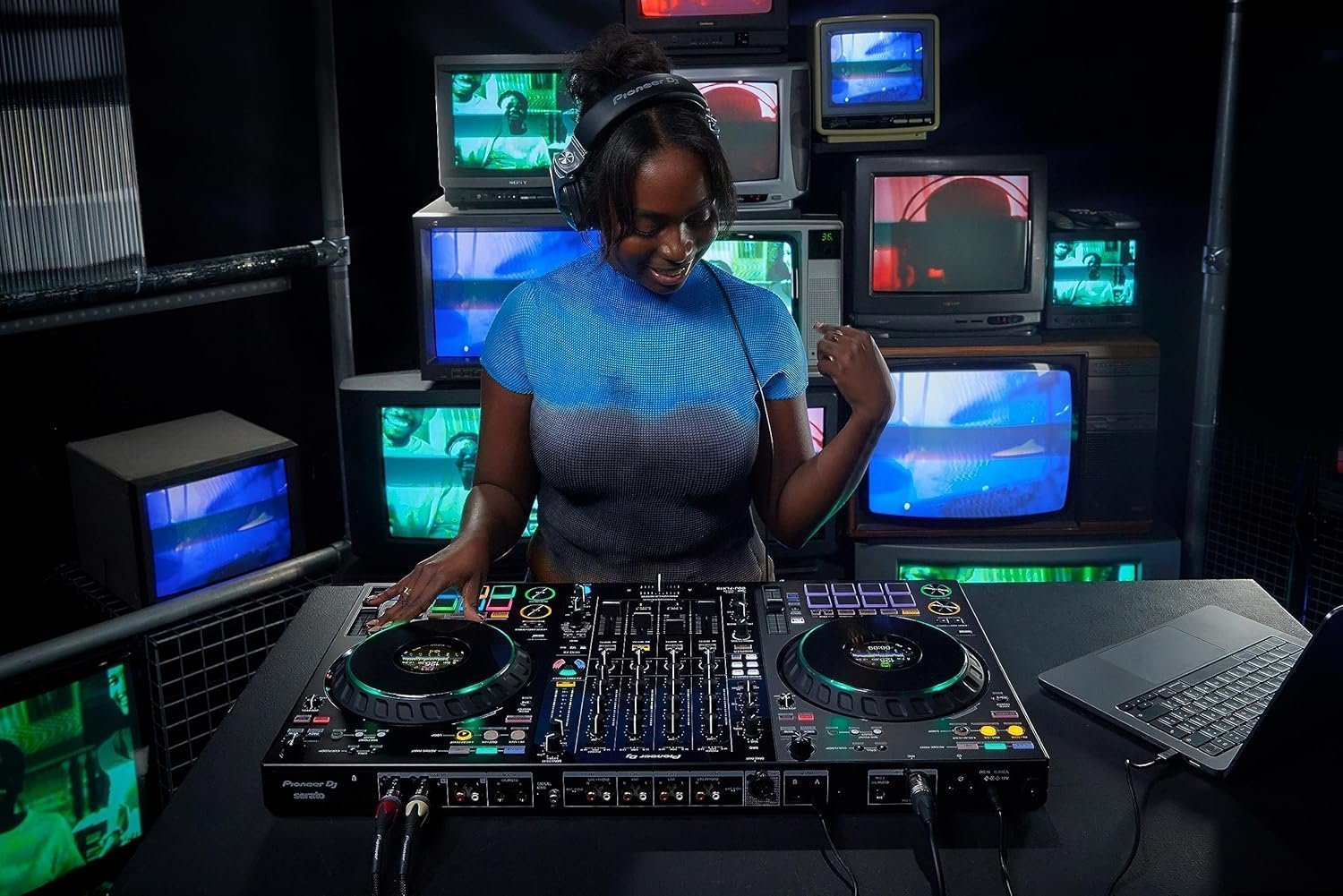Professional 4-Channel DJ Controller with Real-Time STEMS Control, Full-Size Jog Wheels & Club-Style Performance Layout - Image 9