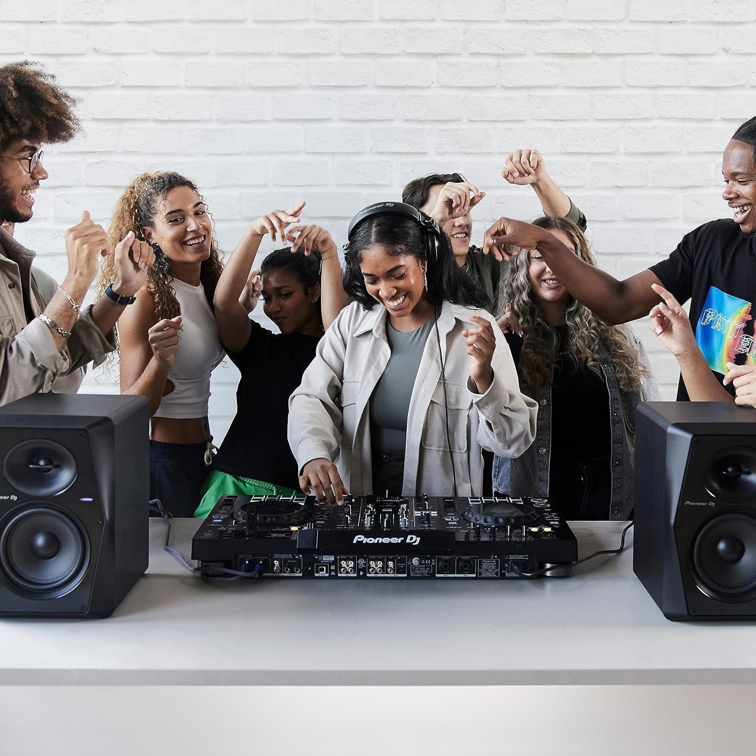 Professional 2-Channel All-In-One DJ System with 10.1-Inch Touchscreen & Standalone Performance - Image 9