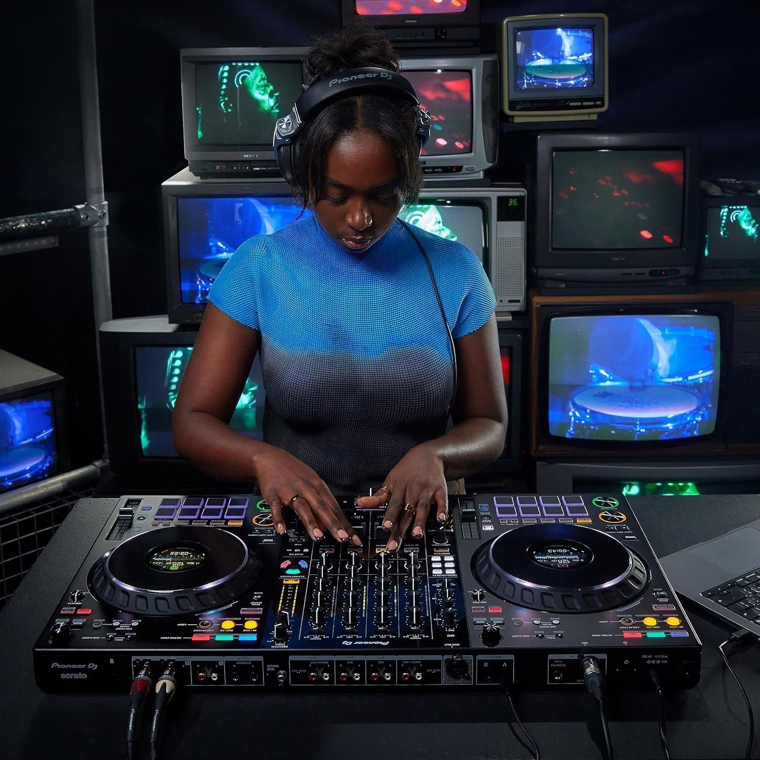 Professional 4-Channel DJ Controller with Real-Time STEMS Control, Full-Size Jog Wheels & Club-Style Performance Layout - Image 10