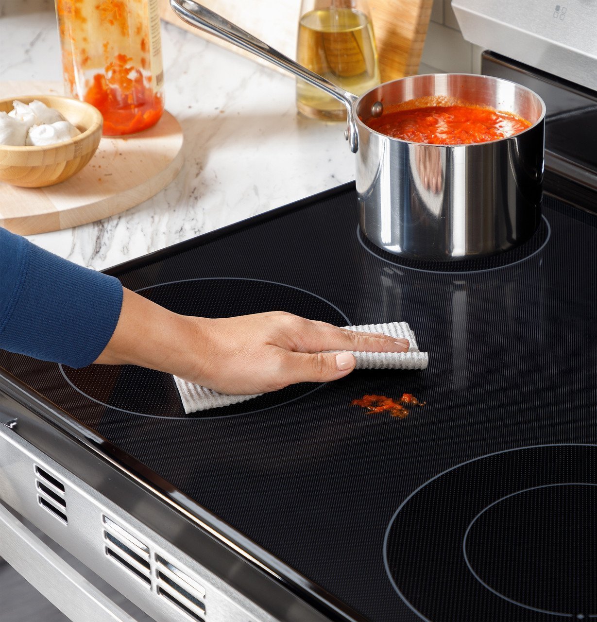 30-Inch Free-Standing Electric Range with Smooth Cooktop – Black - Image 10