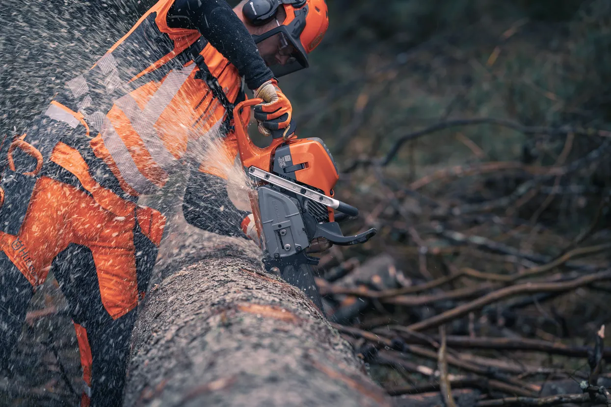 Professional 93cc Gas Chainsaw – Heavy-Duty Forestry & Tree Cutting Saw with High Cutting Capacity - Image 11