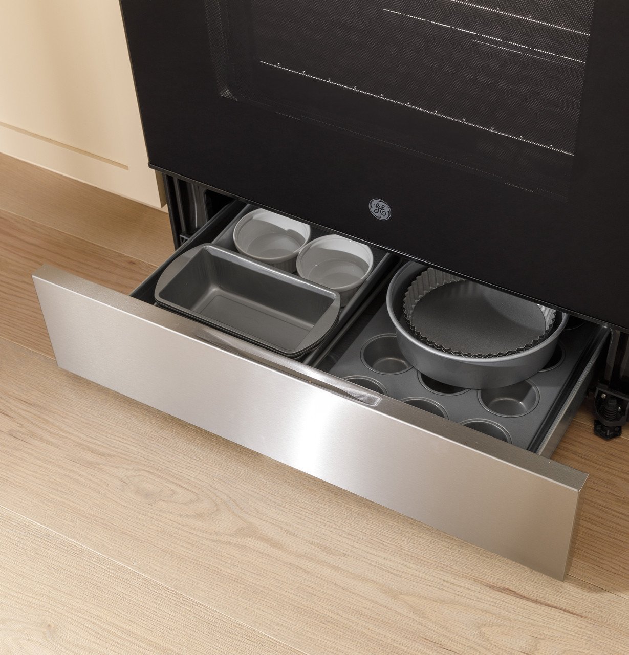 30-Inch Free-Standing Electric Range with Smooth Cooktop – Black - Image 8